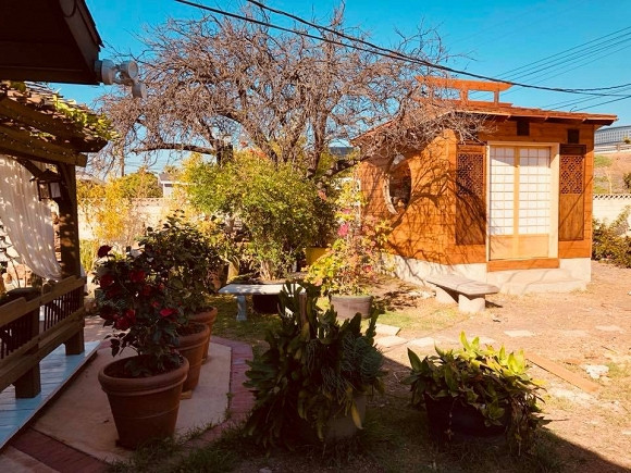 Hiện tại, cuộc sống của Nguyễn Hồng Nhung đang rất hạnh phúc, cô có cậu con trai rất đáng yêu và một công việc mà mình yêu thích – ca sĩ. Cô cũng đi diễn thường xuyên và vẫn là cái tên mà cộng đồng người Việt yêu mến. Cô sống trong căn biệt thự triệu đô sang trọng và rộng thoáng tại Mỹ. Căn biệt thự với góc sân vườn tĩnh lặng cùng cây xanh, thác nước đã khiến cho chốn đi về của nữ ca sĩ Hồng Nhung thêm đẹp mắt. Đối với ca sĩ Hồng Nhung, ngôi nhà luôn là nơi ấm áp để trở về sau những ngày lưu diễn bận rộn.