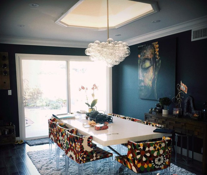 Không những vậy, Hồng Nhung còn xây dựng bể bơi ngoài trời và trồng nhiều cây xanh bên trong khu vườn. Đây có lẽ là chốn bình yên của Hồng Nhung sau mỗi ngày dài mệt mỏi.