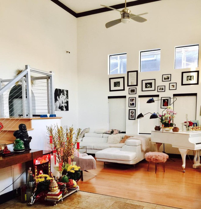 Căn biệt thự của nữ ca sĩ Hồng Nhung khá rộng rãi và được phân chia thành nhiều phòng. Hồng Nhung chọn màu trắng làm gam màu chủ đạo. Khoảng không gian phòng khách là nơi nữ ca sĩ đặt sofa, bàn trà tiếp khách. Góc bên cạnh là nơi đặt chiếc đàn piano màu trắng cùng tông với màu tường.