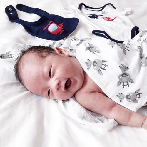 Ly Kute một mình nuôi con trai lớn phổng phao và đáng yêu thế này Ly Kute mot minh nuoi con trai lon phong phao va dang yeu the nay