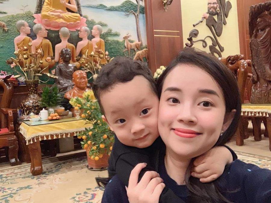 Sau khi chia tay tình cũ Mạc Hồng Quân, Ly Kute quyết định làm mẹ đơn thân, tập trung kinh doanh để cho con trai nhỏ một cuộc sống đủ đầy.