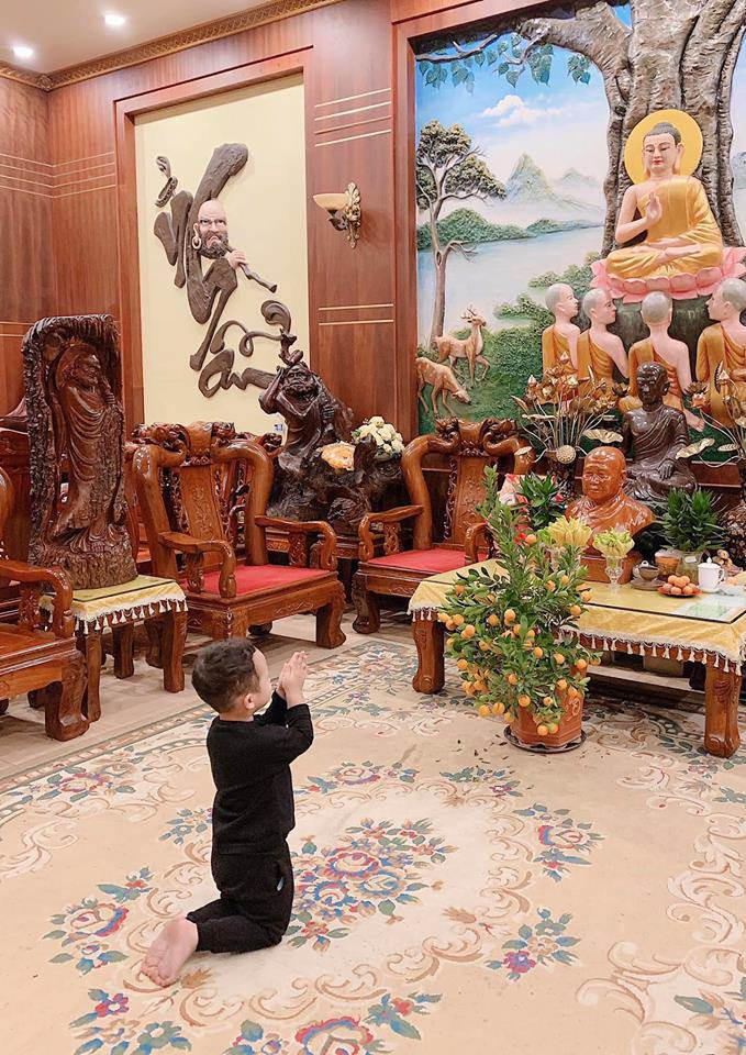 Ngoài dành thời gian đi du lịch khắp nơi, Khánh Ly cũng thường xuyên đưa con đi lễ chùa để cầu may mắn, bình an.