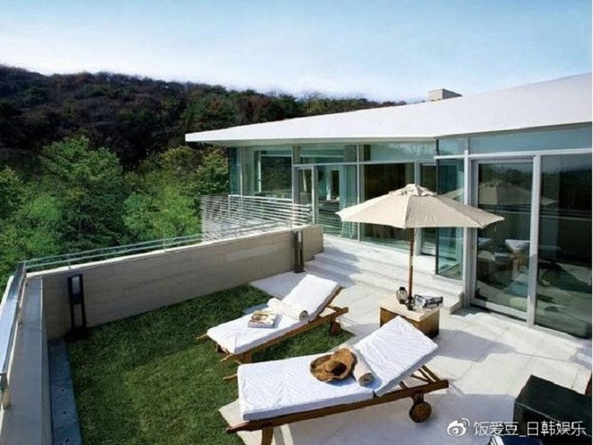 Bên ngoài còn có ban công rộng rãi giúp cặp vợ chồng trẻ có thể nằm thư giãn trong những ngày cuối tuần nắng ấm.