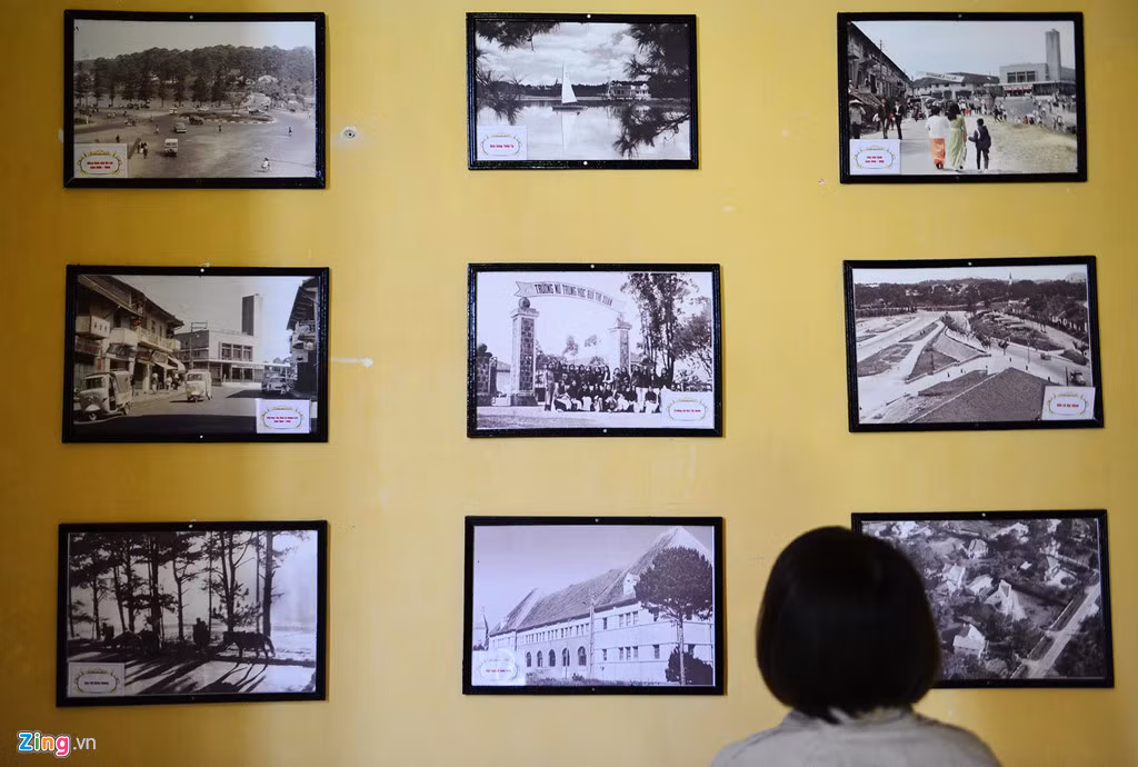 Nhiều không gian ở tầng 1 và 2 đang đóng cửa. Hành lang giữa các phòng của tầng 2 trưng bày nhiều hình ảnh về Đà Lạt xưa được chụp ở nhiều thời điểm.