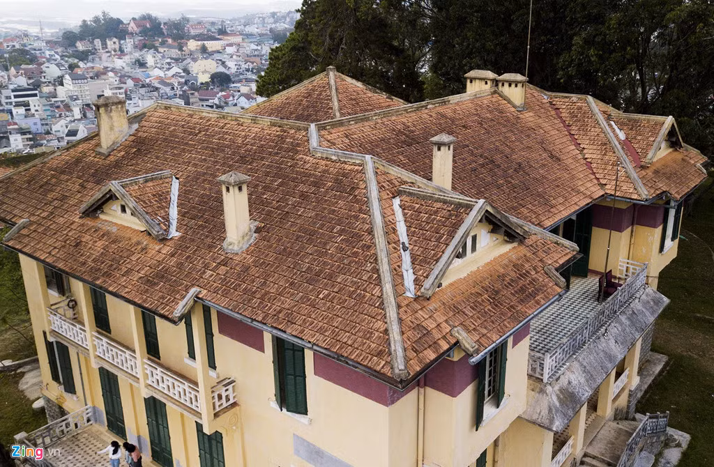 Trước thời điểm đợt trùng tu vào đầu năm 2014, dinh thự bị bỏ hoang dẫn đến xuống cấp nghiêm trọng, hư hỏng ở một số hạng mục. Việc trùng tu nhằm giữ nguyên hiện trạng, đảm bảo toàn vẹn tổng thể kiến trúc của công trình đồ sộ.