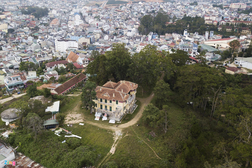 Đây là nơi sinh sống và làm việc của thị trưởng Đà Lạt kiêm tỉnh trưởng Tuyên Đức trước kia. Khu đồi dinh có khuôn viên rộng với rất nhiều cây cổ thụ. Từ trước tới nay, giới nghiên cứu về kiến trúc và phong thủy đánh giá vị trí tọa lạc của dinh là “cao điểm long mạch”, có tầm nhìn rộng về các hướng xung quanh, đặc biệt là hồ Xuân Hương.