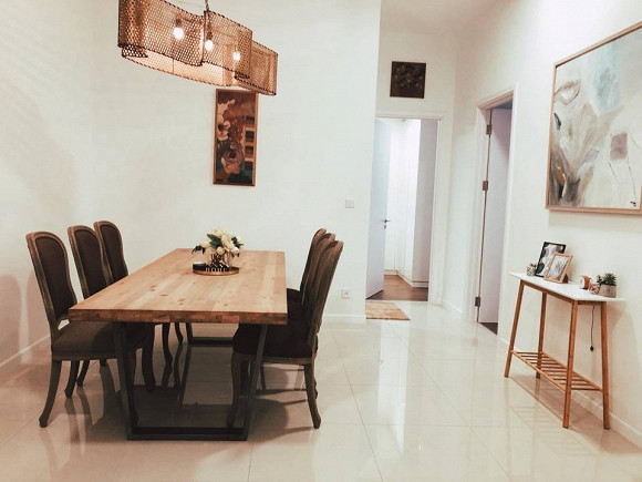 Mới đây, Lý Quí Khánh khoe ngôi nhà thứ ba được anh mua khá lâu nhưng mới trang trí lại. Căn hộ 101 m2, có 2 phòng ngủ. Người em thân thiết của Hồ Ngọc Hà rao bán căn hộ với giá 6,8 tỉ đồng.