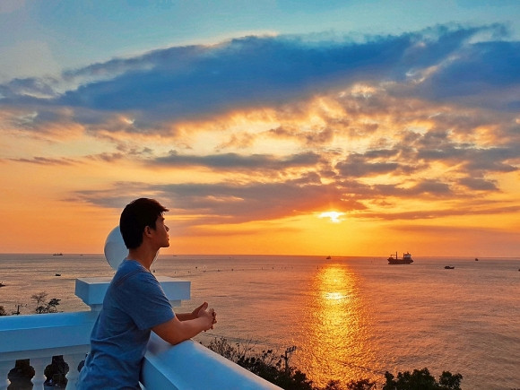 Căn hộ triệu đô được Nathan Lee đầu tư khá nhiều tâm huyết. Từ việc lựa chọn nội thất đến việc tạo khuôn viên xanh cho không gian sống mới. "Nhìn thì sang chảnh vậy thôi, tự đi mua cây, tự vác đất, tự đào hố, tự trồng, tự tưới... Cuối ngày trên người toàn đất, lấm lem bẩn thỉu nhìn còn kinh hơn thằng ăn mày", nam ca sĩ chia sẻ.