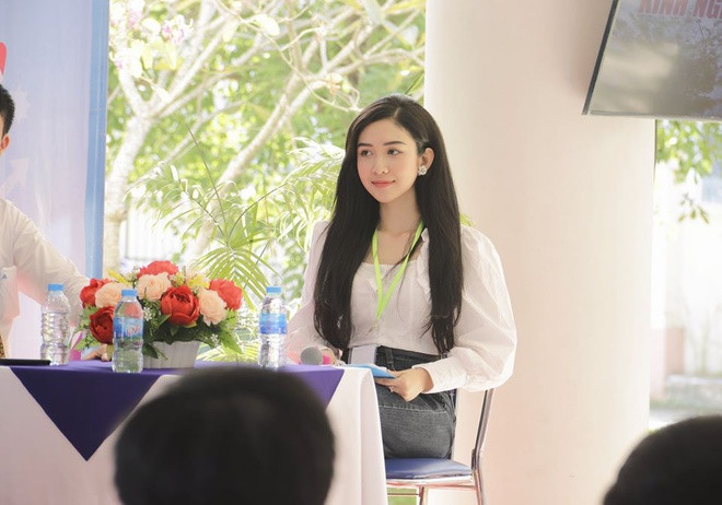 "Dẫn chương trình là công việc mình may mắn bén duyên nên mình cố gắng phát huy. Nhờ đó mình cũng có thể kiếm thêm tiền để trang trải học phí những năm đại học", 10X nói.