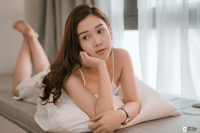 Bên cạnh làm MC, Mỹ Chi còn là người mẫu ảnh. Cô cũng thường nhận show đi hát ở một số sự kiện.