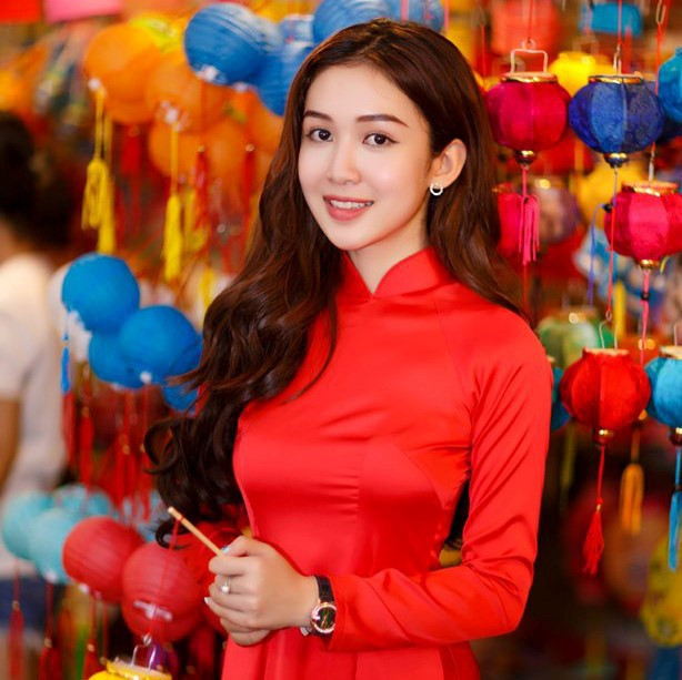 Mỹ Chi cho biết cô từng giành một số danh hiệu trong các cuộc thi khi còn học phổ thông như Hoa khôi duyên dáng Phú Hòa 2019, top 5 Miss MUCE - Miss áo dài 2017, là thí sinh tài năng nhất chung kết cuộc thi mẫu ảnh MITC... 10X còn có thành tích nổi bật trong học tập khi giành giải Nhì Giải toán nhanh bằng máy tính cấp tỉnh, giải Ba học sinh giỏi Ngữ Văn cấp tỉnh.