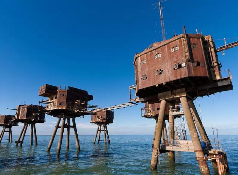 Pháo đài Maunell, Anh: Pháo đài Maunell nằm ở khu vực cửa sông Thames ở Anh. Mục đích chính của các pháo đài này là cung cấp hỏa lực phòng không cho quân đội. Tổng cộng có 7 tòa tháp. Trong đó, tháp điều khiển chính tại các trung tâm và kết nối với các tháp khác qua nhiều lối đi.Pháo đài ngừng hoạt động vào năm 1950, được sử dụng cho nhiều hoạt động khác trước khi bị bỏ rơi.