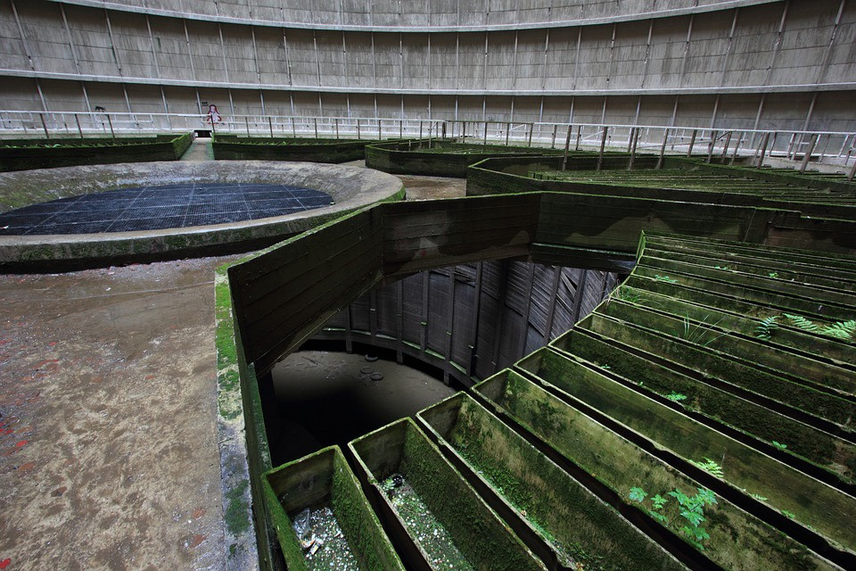 Tháp giải nhiệt IM, Bỉ: Tháp giải nhiệt là một phần của nhà máy điện IM bị bỏ hoang ở Monceau, Bỉ. Nhà máy IM được xây dựng vào năm 1921 và trở thành nơi cung cấp điện chính cho đất nước trong thời gian ngắn. Tuy nhiên, lượng phát thải CO2 cao dẫn đến việc đóng cửa nhà máy điện vào năm 2007. Toàn bộ nơi này bị bỏ hoang.