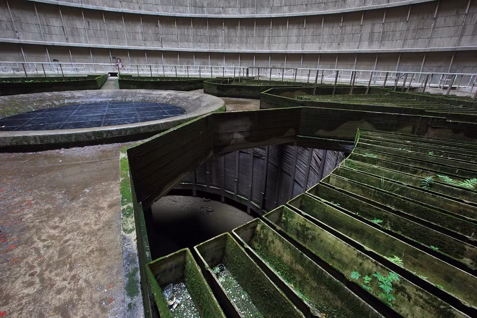 Tháp giải nhiệt IM, Bỉ: Tháp giải nhiệt là một phần của nhà máy điện IM bị bỏ hoang ở Monceau, Bỉ. Nhà máy IM được xây dựng vào năm 1921 và trở thành nơi cung cấp điện chính cho đất nước trong thời gian ngắn. Tuy nhiên, lượng phát thải CO2 cao dẫn đến việc đóng cửa nhà máy điện vào năm 2007. Toàn bộ nơi này bị bỏ hoang.