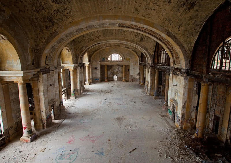 Ga trung tâm Michigan, Mỹ: Việc xây dựng nhà ga trung tâm Michigan làm trạm vận chuyển chính bắt đầu vào năm 1913. Sau Thế chiến 2, nhiều dịch vụ từ nhà ga bị cắt giảm khi lượng hành khách sụt giảm lớn. Năm 1967, tất cả cơ sở thuộc nhà ga trung tâm Michigan đóng cửa. Nhà ga trở thành Địa danh Lịch sử Quốc gia vào năm 1975.