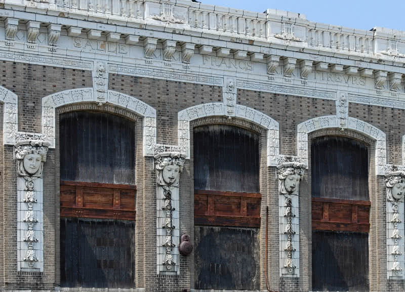 Nhà hát Orpheum, Mỹ: Khai trương vào năm 1912, nhà hát Orpheum, New Bedford, được biết đến là nhà hát opera hùng vĩ. Tuy nhiên, vào năm 1959, nhà hát đóng cửa và trở thành nơi lưu trữ thuốc lá. Ngày nay, các bộ phận chính của nhà hát vẫn còn nguyên vẹn. Phần còn lại trở thành một bộ phận của siêu thị.