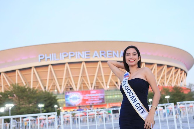 Nét đẹp lộng lẫy của những người đẹp, hoa hậu hàng đầu Philippines đã khiến cho hàng nghìn người ở sân vận động không khỏi ngắm nhìn.