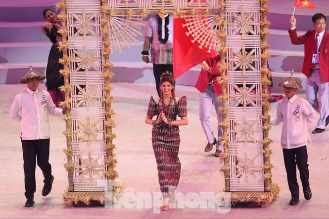 Đồng hành cùng với đoàn Thể thao Việt Nam trong lễ khai mạc là Sharifa Akeel, Hoa hậu Quốc tế châu Á - Thái Bình Dương 2018.