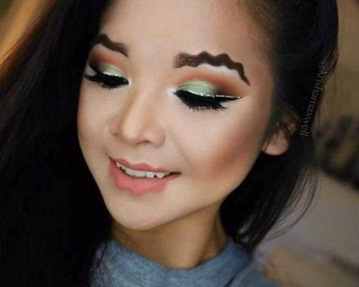 Bộ đôi lông mày và môi cùng lượn sóng thế này chắc chắn sẽ khiến bạn trở thành tâm điểm chú ý dù ở bất cứ đâu.