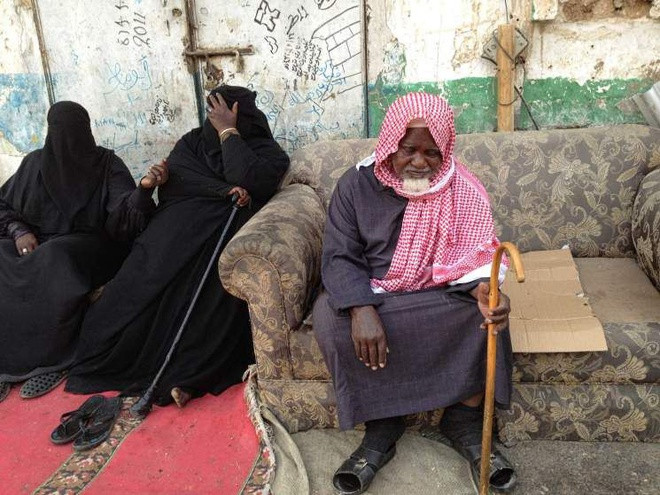 Người ăn xin ở Dubai thường kiếm được nhiều tiền hơn vào ngày thứ 6. Họ tới đứng trước các nhà thờ Hồi giáo, đánh vào tâm lý của những người vừa đi lễ về để xin tiền. Tại đây, sự bố thí (hay còn gọi là Zakat) là một trong 5 bổn phận của người theo đạo. Do đó, hầu hết người dân ở Dubai luôn sẵn sàng chi tiền cho người ăn xin. Ảnh:Pinterest.