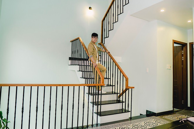 Long Nhật từng gây sốc khi chia sẻ mình có rất nhiều nhà trải dài khắp 3 miền Bắc – Trung – Nam. Đặc biệt nhất phải nói tới căn biệt thự 21 tỷ mà Long Nhật vừa xây ở Huế để ở sau này khi về già. Anh cũng từng nói rằng bây giờ tiền đi diễn chỉ đủ mua quần áo, phấn son, váy đầm… Thế nên, khi nam ca sỹ chia sẻ thông tin xây hẳn biệt thự 21 tỷ khiến người ta không khỏi giật mình.