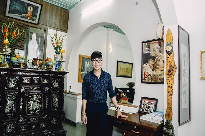 Tới đời cha của Long Nhật, ông là nhà thơ, nhà thư Pháp nổi danh xứ Huế với bút danh Nguyệt Đình. 6 anh em nhà Long Nhật, ai cũng theo nghiệp sư phạm, bác sĩ, chỉ riêng Long Nhật quá mê hát mà trở thành ca sĩ.