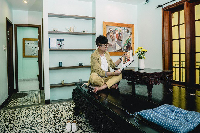 Chiếc sập này, lúc sinh thời, mẹ anh hay ngồi đây chơi còn cha anh vẫn thường dùng làm nơi viết thư pháp... Trong nhà, Long Nhật treo rất nhiều tranh do chính anh trai của nam ca sĩ "Mấy nhịp cầu tre" vẽ. Anh trai Long Nhật là họa sĩ Đinh Khắc Thịnh - một nhân vật nổi tiếng trong các festival Huế với con đường nón lá, con đường chuông gió.