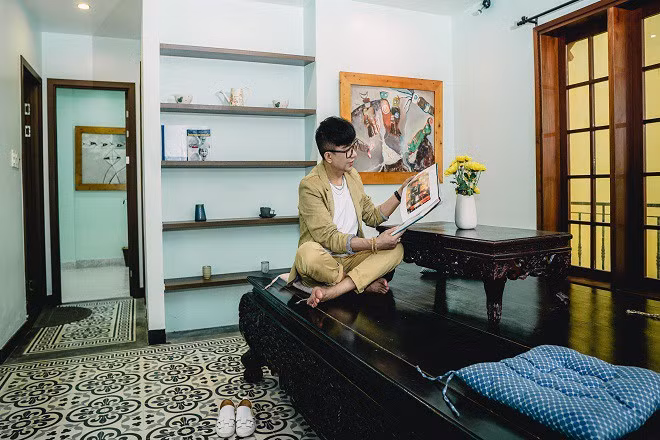 Chiếc sập này, lúc sinh thời, mẹ anh hay ngồi đây chơi còn cha anh vẫn thường dùng làm nơi viết thư pháp... Trong nhà, Long Nhật treo rất nhiều tranh do chính anh trai của nam ca sĩ "Mấy nhịp cầu tre" vẽ. Anh trai Long Nhật là họa sĩ Đinh Khắc Thịnh - một nhân vật nổi tiếng trong các festival Huế với con đường nón lá, con đường chuông gió.