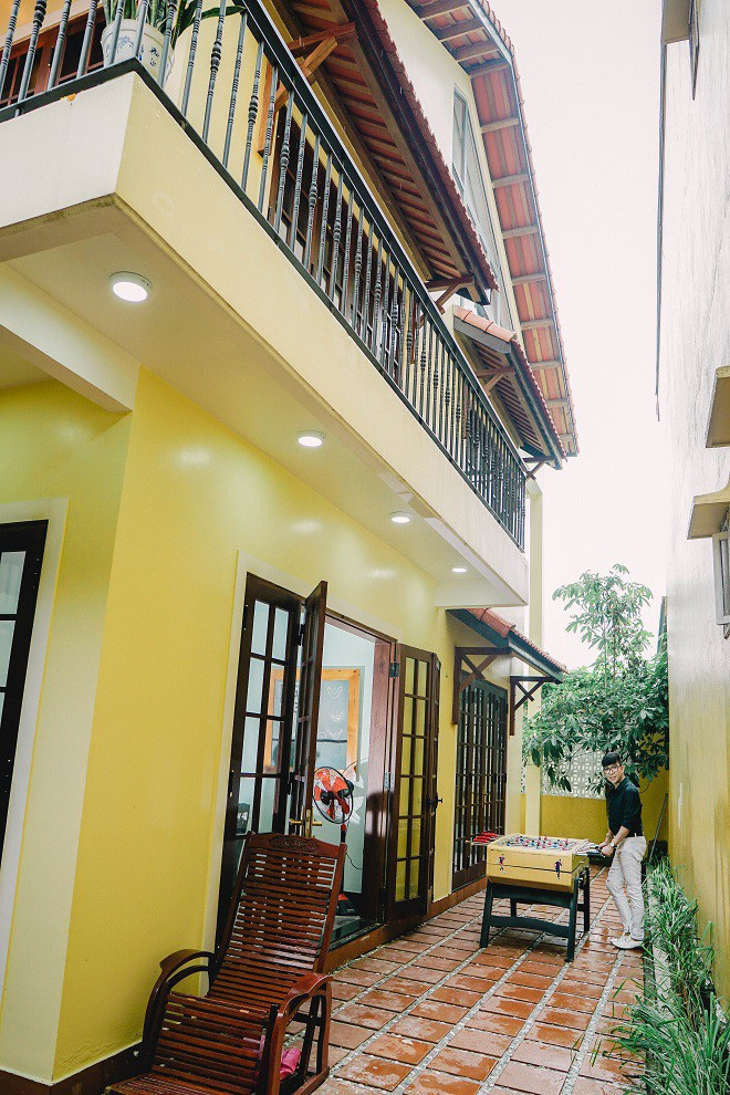 Căn biệt thự rộng rãi được xây dựng bề thế, đứng hiên ngang, nổi bật giữa đất cố đô. Vốn có nhiều đời làm quan lại có dòng giống nho gia nên trong nhà Long Nhật treo đầy những bức hoành phi, đồ cổ. Ngôi nhà gồm 3 tầng lầu với nhiều phòng ốc được thiết kế khác nhau nhưng tất cả đều thật giản dị, tạo cảm giác thư thái mỗi khi trở về.