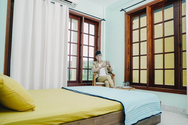 Riêng ngôi nhà do cha mẹ xây, Long Nhật không muốn đập đi, chỉ sửa sang lại cho đẹp vì nơi đây lưu giữ quá nhiều ký ức từ thời thơ ấu của anh với mẹ, với anh chị em trong gia đình.