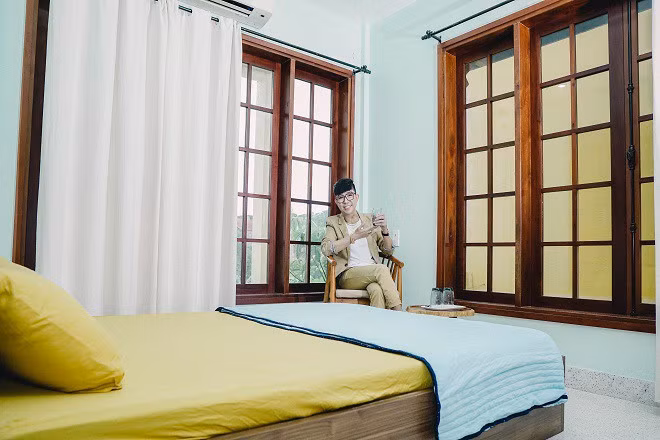 Riêng ngôi nhà do cha mẹ xây, Long Nhật không muốn đập đi, chỉ sửa sang lại cho đẹp vì nơi đây lưu giữ quá nhiều ký ức từ thời thơ ấu của anh với mẹ, với anh chị em trong gia đình.