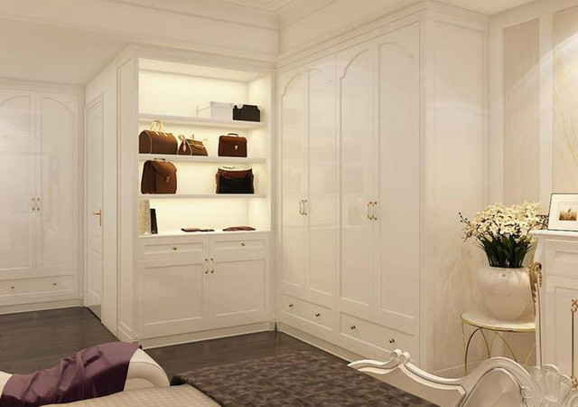 Những món đồ hàng hiệu được trưng bày trong phòng ngủ.