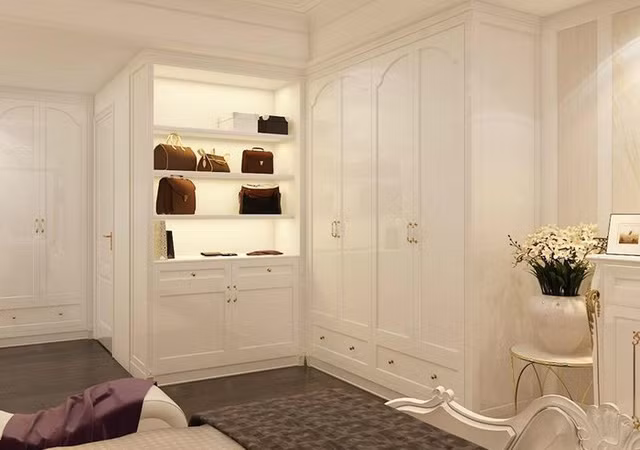 Những món đồ hàng hiệu được trưng bày trong phòng ngủ.