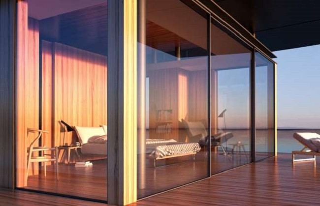 Malcew đã sử dụng các cửa kính kéo ngang lớn để tối đa hóa tầm nhìn ra ngoài, giúp ngôi nhà như hòa mình vào quang cảnh xung quanh. Vì có tính di động, chủ nhà có thể “đưa nhà đi khắp thế gian”. Thiết kế hiện đại, độc đáo của ngôi nhà này thực sự là một minh chứng điển hình cho thấy cuộc sống trên mặt nước thú vị thế nào.