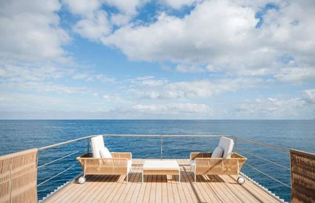 Dù chỉ rộng 74m vuông, Punta de Mar có rất nhiều cửa sổ phản chiếu cảnh biển, tạo cảm giác thông thoáng và rộng rãi. Căn nhà có 2 tầng, một phòng ngủ kèm phòng tắm và một sân hiên. Trên mái nhà có thiết kế boong tàu rộng 34m vuông, là nơi lý tưởng để thư giãn và giải trí khi xung quanh bao bọc bởi nước xanh mênh mông.