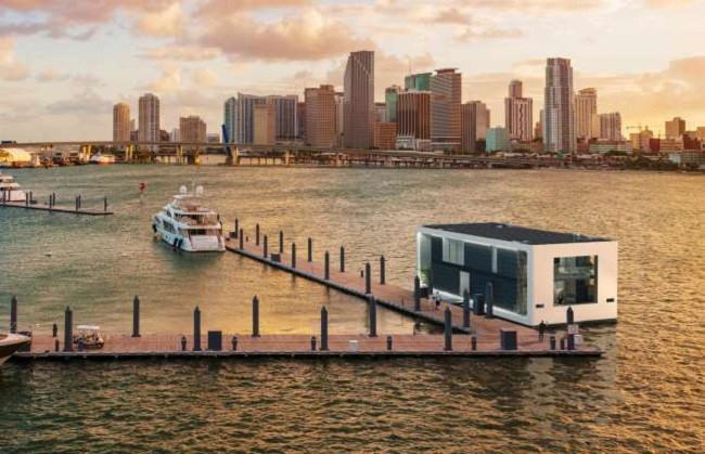 Hơn nữa, hai động cơ điện không tiếng ồn giúp du thuyền đặc biệt này chạy được 7 hải lý/giờ. Căn nhà nổi cũng có mái nhà rộng hơn 213m vuông với các tấm năng lượng mặt trời 36kW, cung cấp năng lượng xanh cho toàn bộ căn nhà.