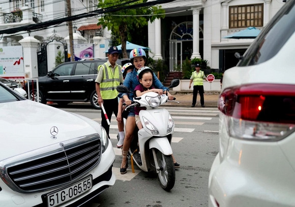 Cuoc song gian di khong ngo cua diva Hong Nhung hau ly hon chong ngoai-Hinh-3