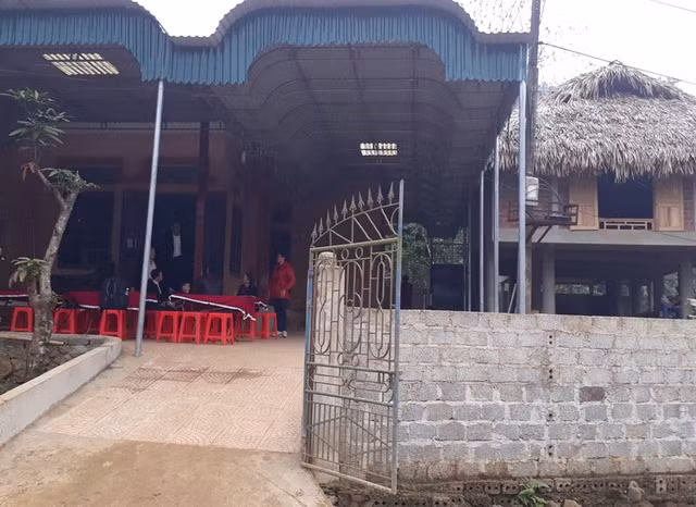 Bên trong ngôi nhà sàn này chẳng có gì. Ngay cả một chiếc giường cũng không có, gia đình Bùi Tiến Dũng chỉ chài chiếu và nằm luôn dưới sàn nhà.