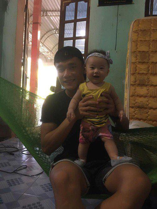 Ngay cả bên trong căn nhà cấp 4, người ta cũng nhìn thấy sự đơn sơ đến lạ. Thậm chí, ngay cả gạch hoa để lát nhà cũng là loại cũ kĩ, đã có từ rất lâu. Đến giờ chỉ những ngôi nhà xây từ năm 2000 mới xuất hiện loại gạch này.