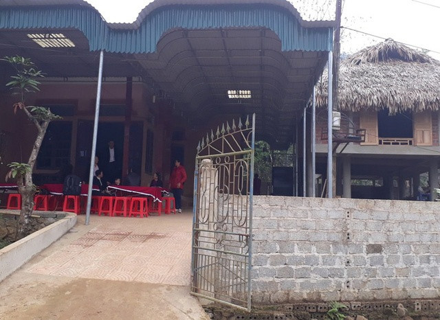 Bên trong ngôi nhà sàn này chẳng có gì. Ngay cả một chiếc giường cũng không có, gia đình Bùi Tiến Dũng chỉ chài chiếu và nằm luôn dưới sàn nhà.