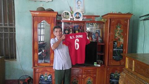 Sau chiến thắng của đội tuyển U23 Việt Nam hồi tháng 1/2018, các cầu thủ được thưởng tiền và cũng từ tiền lương tích cóp thêm. Hai anh em Tiến Dũng, Tiến Dụng đã tự đi tìm thợ về để sửa sang nhà cửa cho gia đình thêm khang trang, tiện nghi hơn, bố mẹ đỡ vất vả hơn.