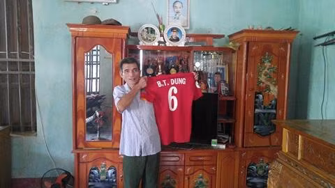 Sau chiến thắng của đội tuyển U23 Việt Nam hồi tháng 1/2018, các cầu thủ được thưởng tiền và cũng từ tiền lương tích cóp thêm. Hai anh em Tiến Dũng, Tiến Dụng đã tự đi tìm thợ về để sửa sang nhà cửa cho gia đình thêm khang trang, tiện nghi hơn, bố mẹ đỡ vất vả hơn.