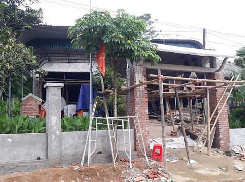 Bà Lê Thị Ngọc Lan, thím của thủ môn Bùi Tiến Dũng tâm sự: "Ngôi nhà đang sửa chữa lại là thành quả của hai anh em Dũng, Dụng giúp bố mẹ. Thực ra bố mẹ chúng không muốn xây dựng nhà to làm gì nhưng anh em nó không muốn bố mẹ vất vả và sống trong căn nhà đã cũ nên tự đi gọi thợ về xây dựng. Hai đứa nó rất có hiếu với cha mẹ và gia đình".