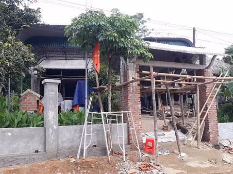 Bà Lê Thị Ngọc Lan, thím của thủ môn Bùi Tiến Dũng tâm sự: "Ngôi nhà đang sửa chữa lại là thành quả của hai anh em Dũng, Dụng giúp bố mẹ. Thực ra bố mẹ chúng không muốn xây dựng nhà to làm gì nhưng anh em nó không muốn bố mẹ vất vả và sống trong căn nhà đã cũ nên tự đi gọi thợ về xây dựng. Hai đứa nó rất có hiếu với cha mẹ và gia đình".