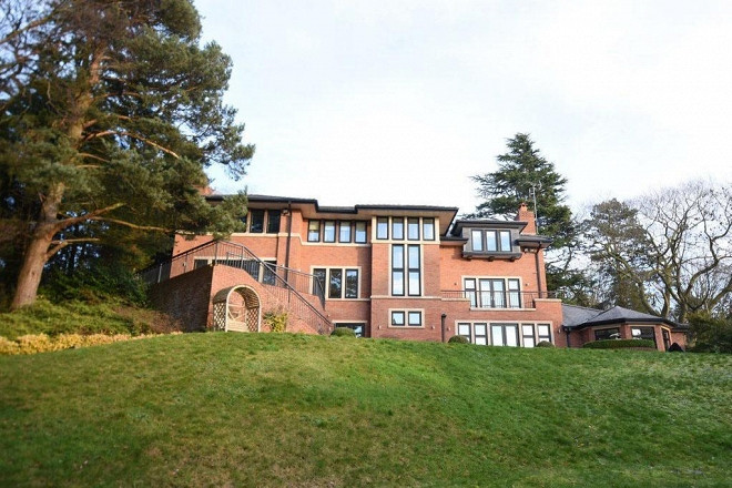 Ngoài ra, nhà cũng được trang bị phòng chiếu phim, garage để ô tô. Khu sân vườn rộng cũng là 1 trong những ưu điểm lớn của căn nhà này. Được biết sau khi ký hợp đồng với Juventus, Cristiano Ronaldo đã chuyển từ Madrid đến Turin, Italy.