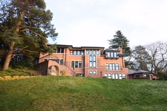 Ngoài ra, nhà cũng được trang bị phòng chiếu phim, garage để ô tô. Khu sân vườn rộng cũng là 1 trong những ưu điểm lớn của căn nhà này. Được biết sau khi ký hợp đồng với Juventus, Cristiano Ronaldo đã chuyển từ Madrid đến Turin, Italy.