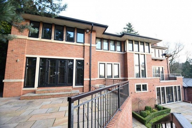 Như vậy Cristiano đã chấp nhận lỗ 645.000 bảng Anh (19 tỷ đồng) để nhanh chóng có được giao dịch thành công bởi anh mới rao bán bất động sản này trước lễ Giáng sinh. Tổ ấm trên có 5 phòng ngủ với nội thất sang trọng, hiện đại. Bể bơi trong nhà, phòng xông hơi ước, phòng tập gym là những tiện ích mà chủ nhân có thể sử dụng ngay tại biệt thự.