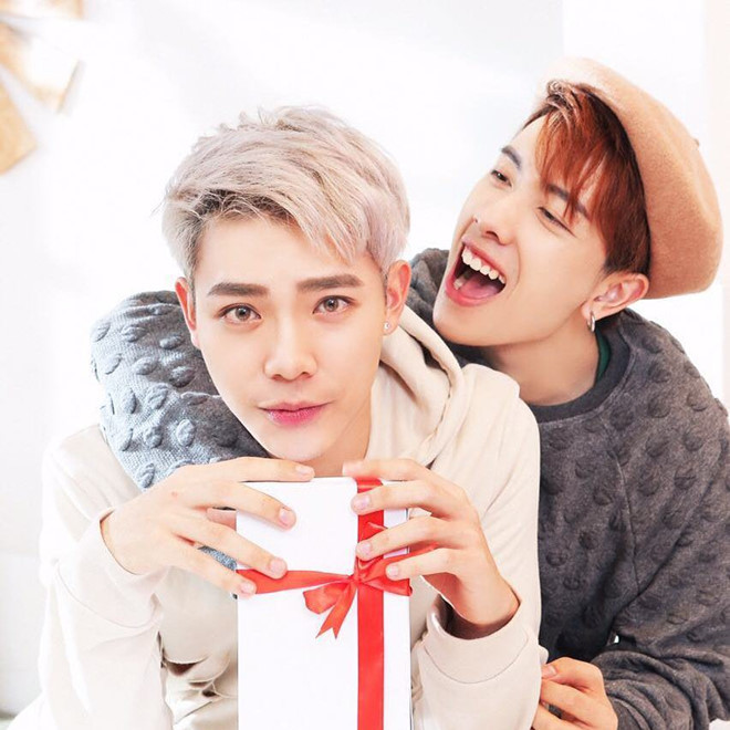 Khi còn hoạt động trong nhóm Monstar, Erik đúng nghĩa là một "baby boy" dễ thương. Không chỉ gây chú ý về ngoại hình, giọng hát của nam ca sĩ được đánh giá cao, khả năng vũ đạo điêu luyện.