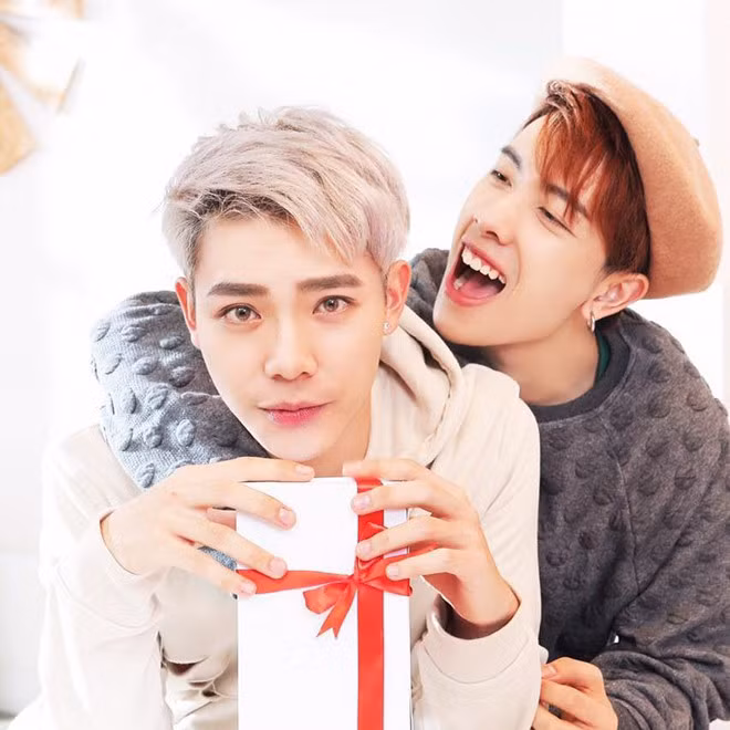 Khi còn hoạt động trong nhóm Monstar, Erik đúng nghĩa là một "baby boy" dễ thương. Không chỉ gây chú ý về ngoại hình, giọng hát của nam ca sĩ được đánh giá cao, khả năng vũ đạo điêu luyện.