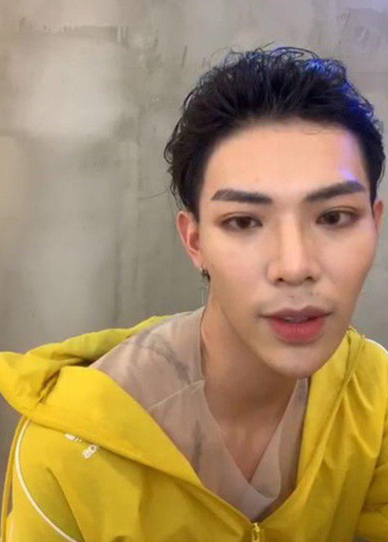 Trong livestream gần đây, nam ca sĩ Erik càng lộ rõ gương mặt dài và nhọn hoắt. Mặc dù đã thừa nhận đụng chạm "dao kéo" để có ngoại hình bắt mắt nhưng nhiều người cho rằng nam ca sĩ vẫn tiếp tục can thiệp thẩm mỹ quá đà các bộ phận trên gương mặt, dẫn đến mất tự nhiên.